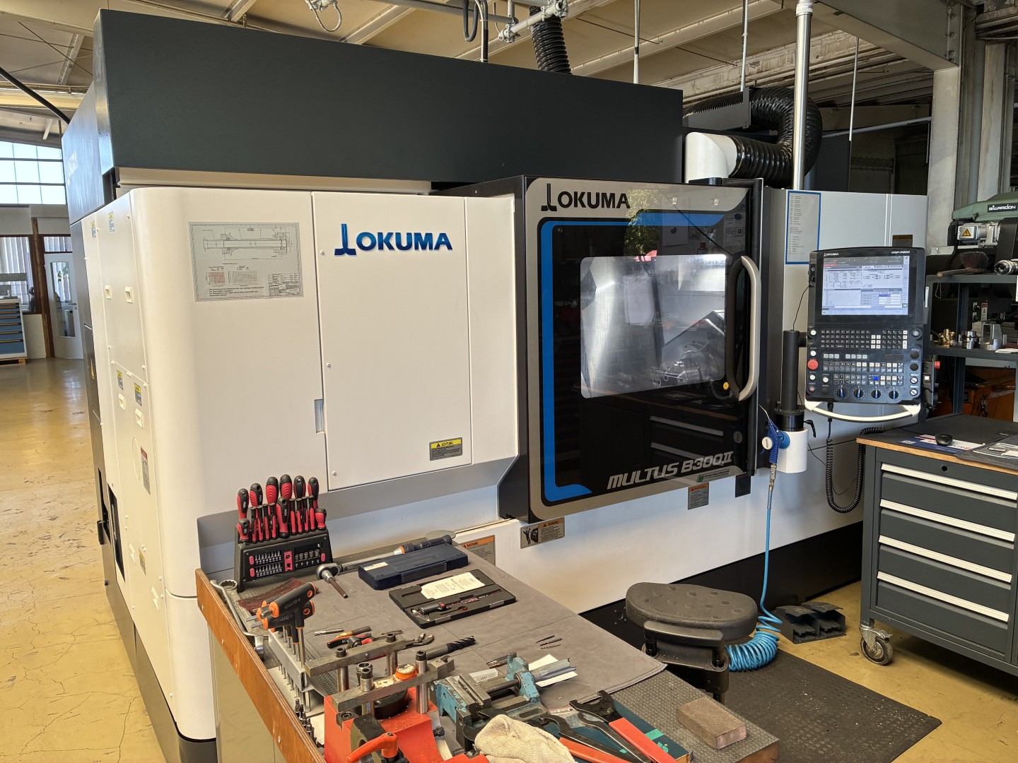 Centro de torneamento e fresagem CNC OKUMA MULTUS B300II-W BA2400, usado