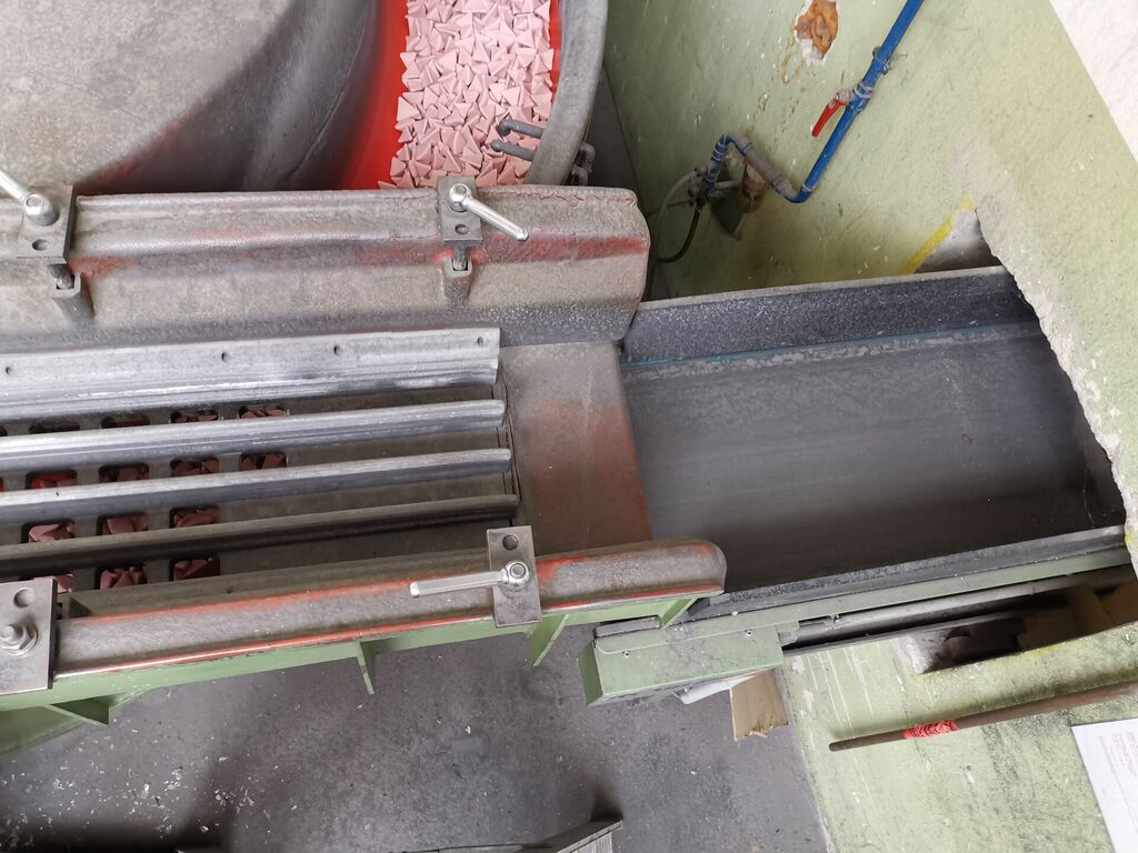 Rösler R 470/3000 máquina de acabamento vibratório rotativo GA2236, utilizada